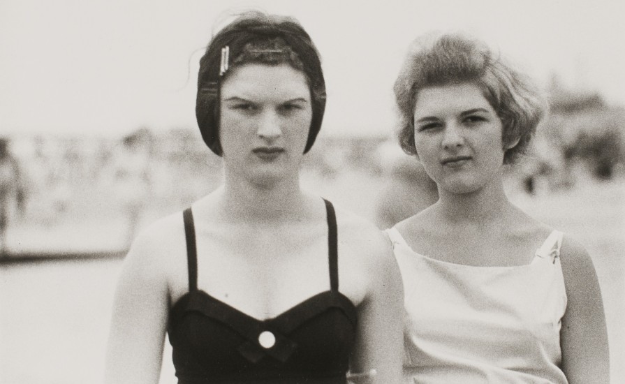 Diane Arbus, Two girls on the beach, Coney Island, N.Y.