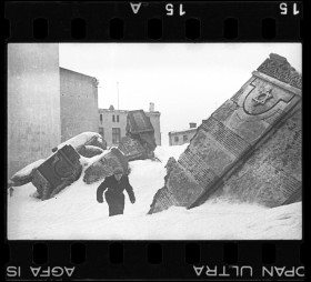 Henryk Ross, The ruins of synagogue on Wolborska Street, demolished by the Germans, 1940