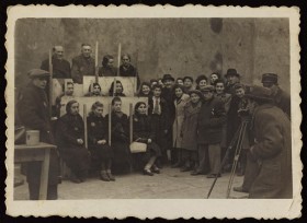 Henryk Ross, Henryk Ross photographing for identification cards, Jewish Administration, Department of Statistics, Lodz ghetto, 1940