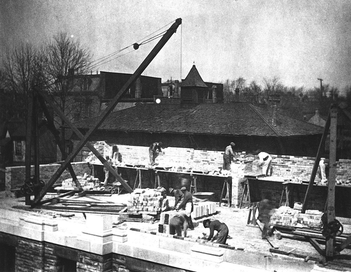 People laying bricks in 1916 Toronto.