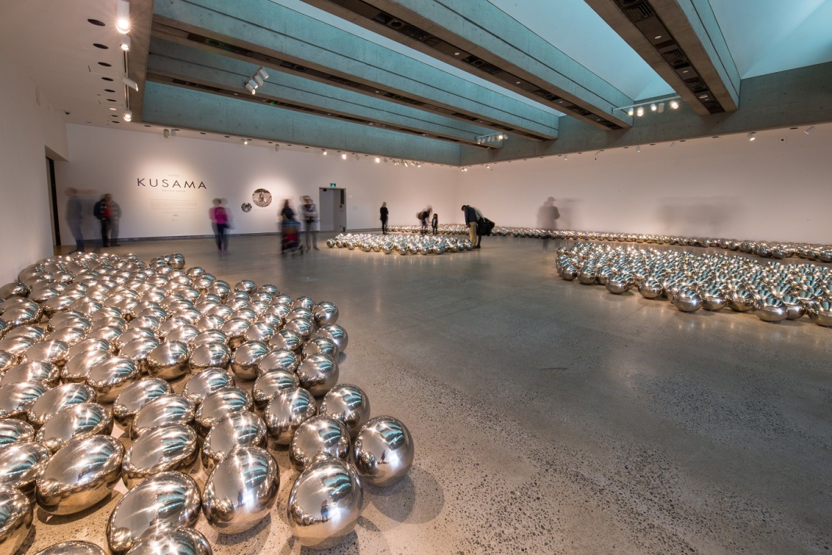 Kusama's Narcissus Garden, three groups of stainless steel balls on a floor