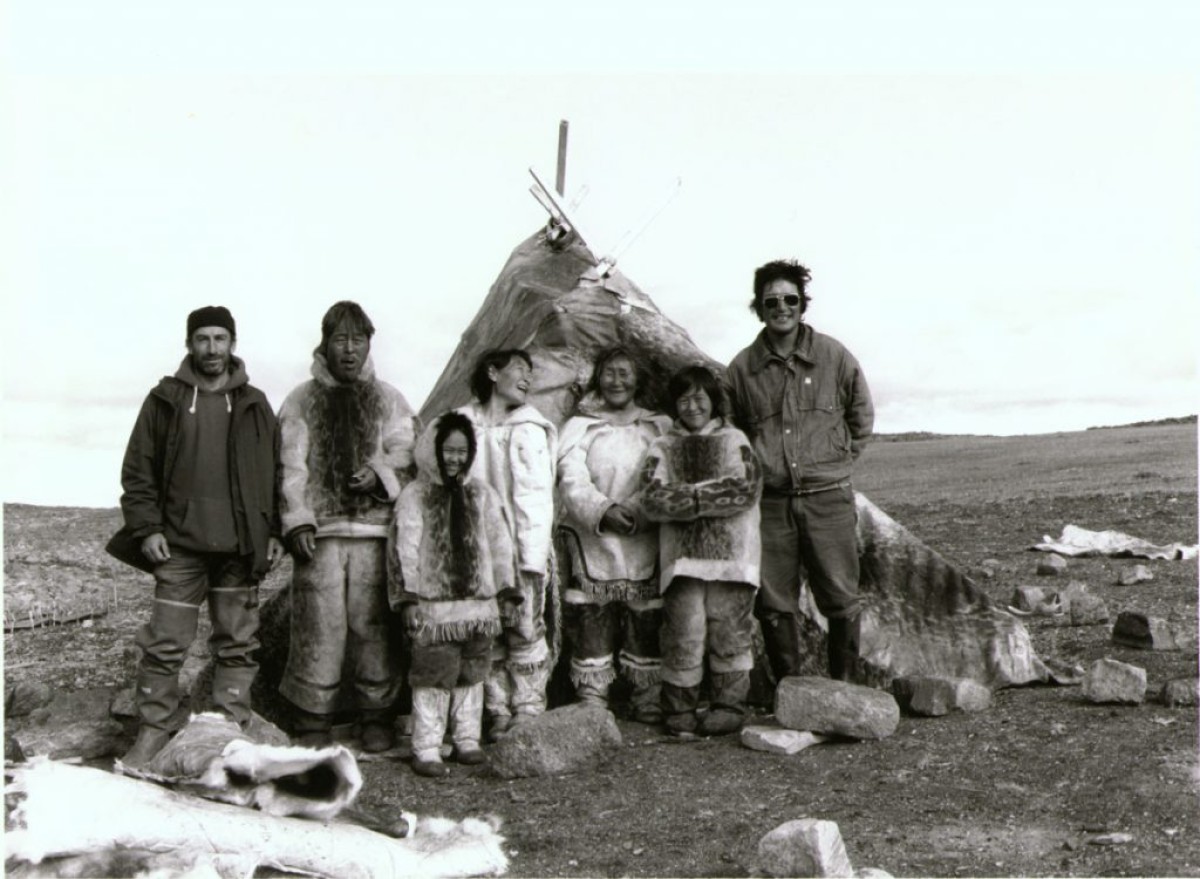 Norman Cohn, Pauloosie Qulitalik, Lizzie Qulitalik, Mary Qulitalik, Rachel Uyarashuk, Jonah Uyarashuk, and Zacharias Kunuk on the set of Nunaqpa (Going Inland)