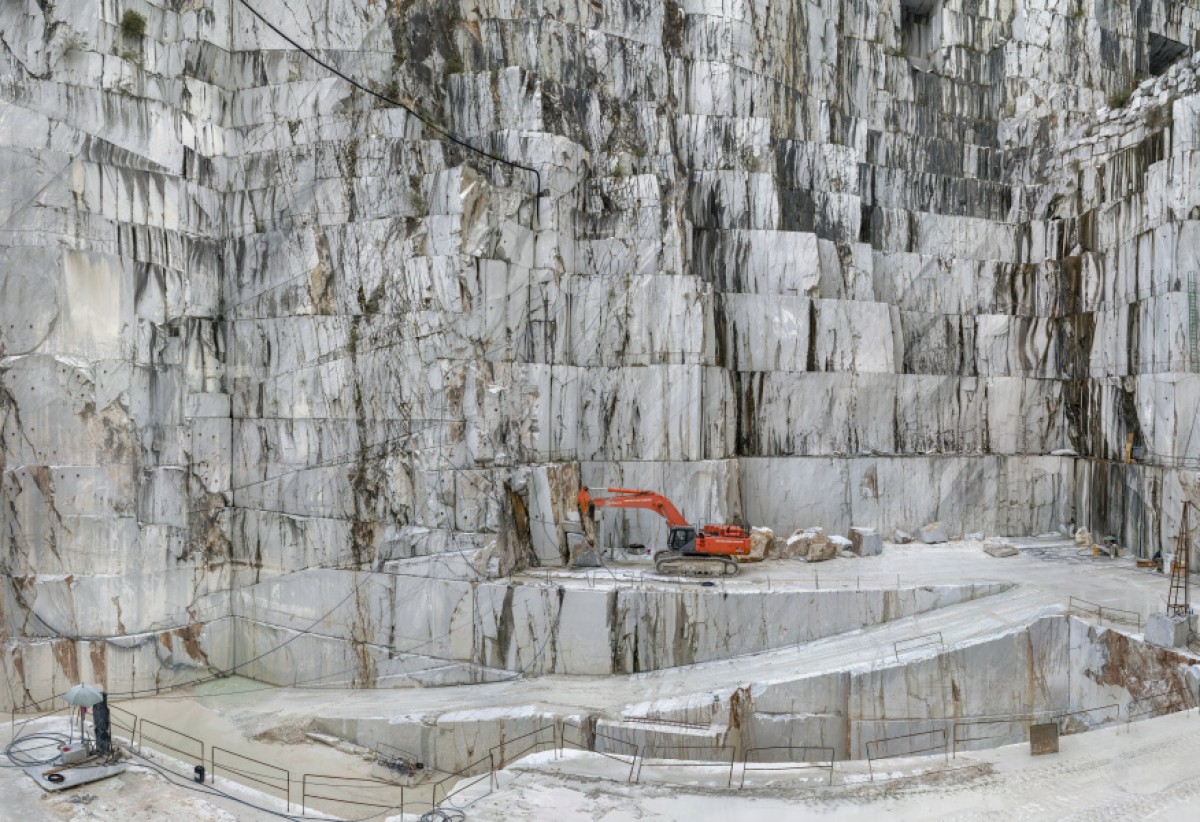 Edward Burtynsky, Carrara Marble Quarries, Cava di Canalgrande #2, Carrara, Italy, 2016. Mural, 304.8 x 609.6 cm. Courtesy of the artist and Nicholas Metivier Gallery, Toronto. © Edward Burtynsky, 2018.