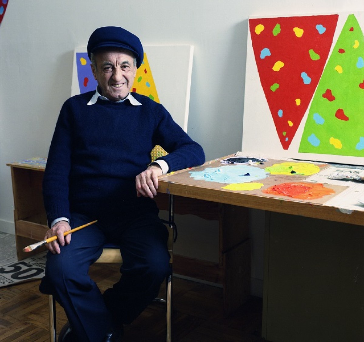 Unknown, Gershon Iskowitz with painting design for a limited edition Art Gallery of Ontario umbrella, 1986, Gershon Iskowitz Fonds, E.P. Taylor Library and Archives. 