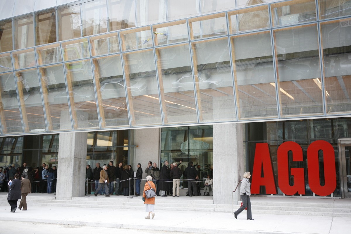 Lineup for the reopening of the AGO in 2008