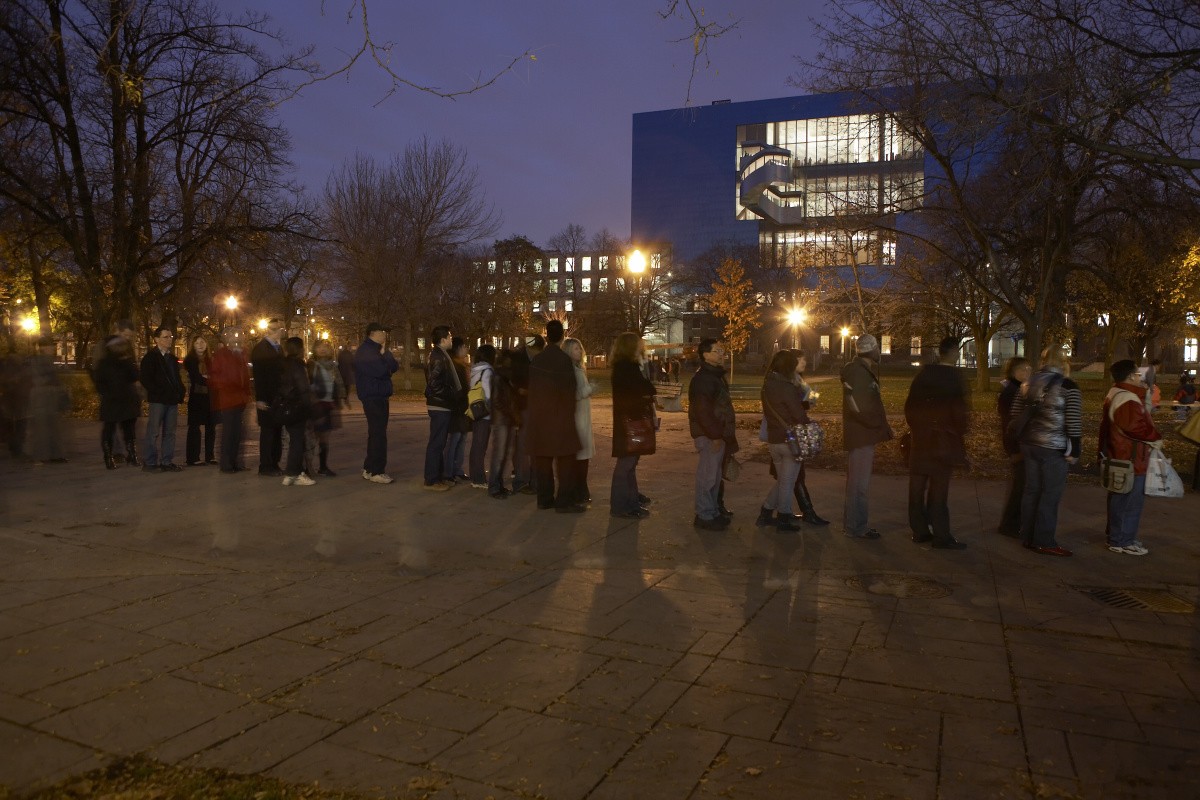 Lineup for the reopening of the AGO in 2008