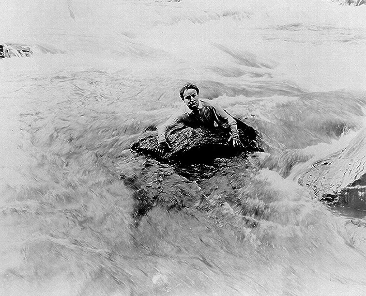 Houdini swims river