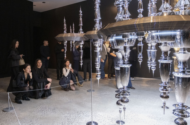 Ranbir Sidhu No Limits: Opening Celebration. Artwork pictured: Ranbir Sidhu, Odyssey, 2025. Stainless steel, 24-karat gold, fibre optics.
