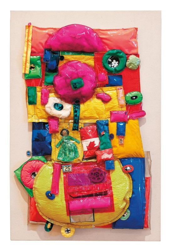 Joyce Wieland, Puerco de Navidad. Plastic, thread, found objects, paper batting.