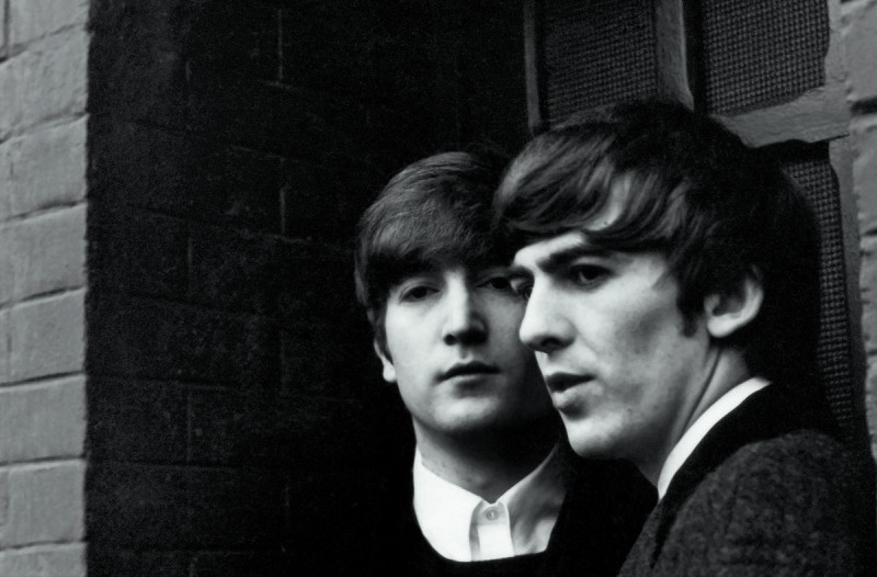 Black and white photo portrait of John Lennon and George Harrison 