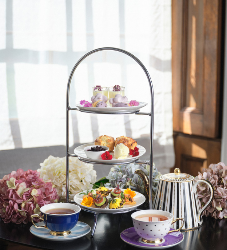 afternoon tea tour with flowers on the table