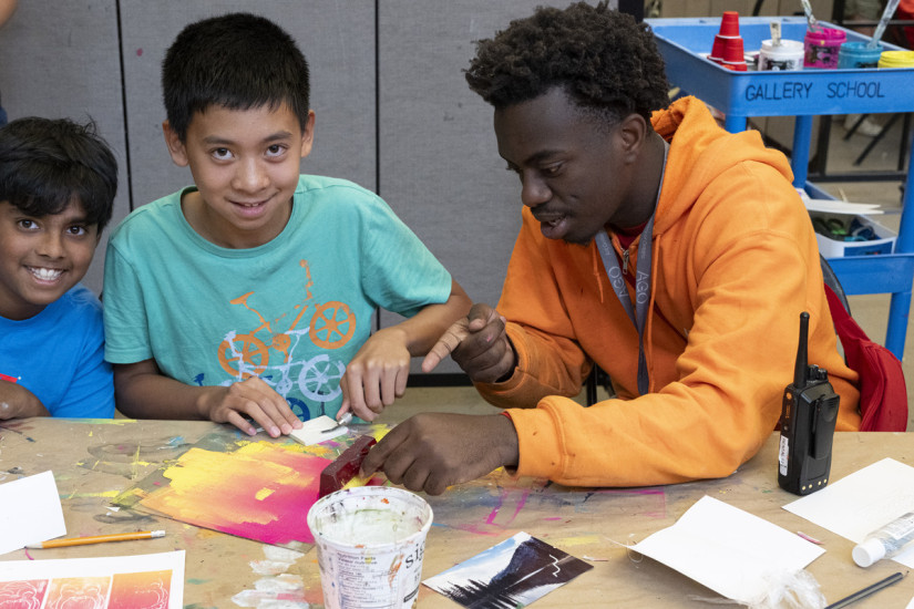 children in the gallery school makin prints